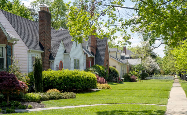 istock Older Established Neighborhood Block 1223259304