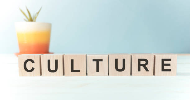 光の背景に木製キューブで書かれた文化の言葉 - 文化 ストックフォトと画像
