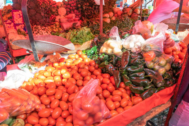 femme achetant quelques légumes et fruits - cole photos et images de collection