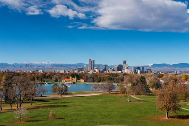 denver, colorado skyline in the fall - rocky mountains panoramic colorado mountain imagens e fotografias de stock