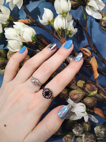 Mujer mano dedo azul plata metalizada metalizada manicura gel esmalte de uñas esmalte de uñas diseño belleza foto photo