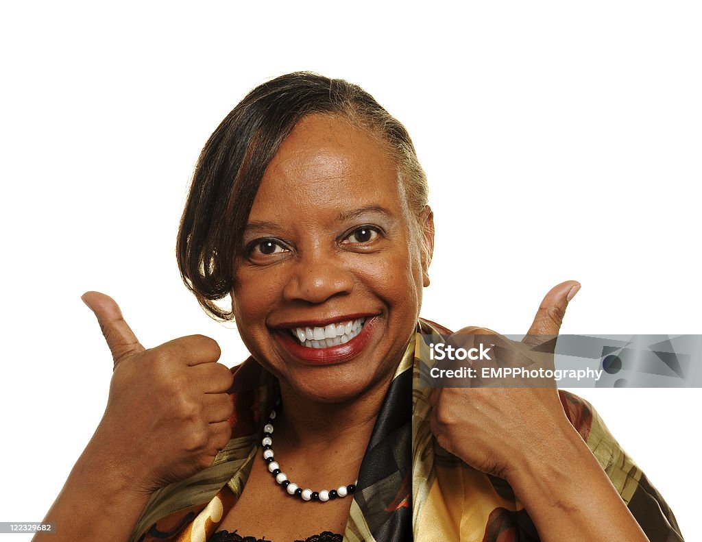Dojrzałe African American kobieta dwa kciuki do góry na białym tle - Zbiór zdjęć royalty-free (45-50 lat)