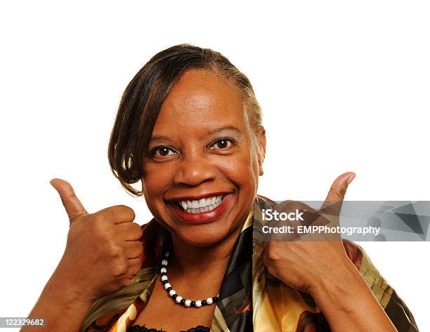 Dojrzałe African American Kobieta Dwa Kciuki Do Góry Na Białym Tle - zdjęcia stockowe i więcej obrazów 45-50 lat