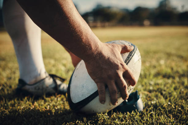 es el maestro de patadas. - rugby ball fotografías e imágenes de stock