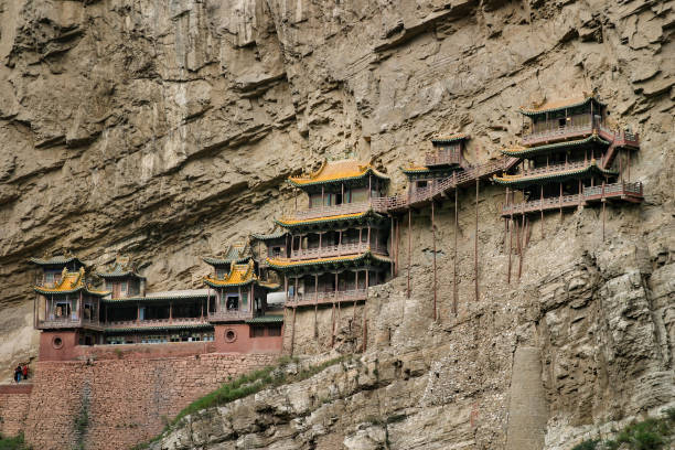 xuankong ou temple suspendu sur la falaise au mont heng dans hunyuan - datong photos et images de collection