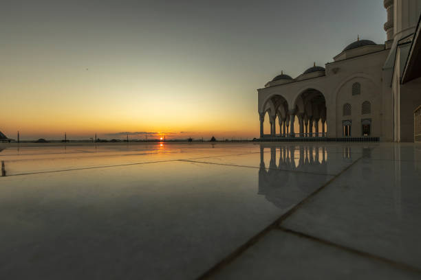 The new Sharjah Mosque Shots from inside the pillars of the iconic sharjah Mosque. More than five years in the making, the largest mosque in Sharjah opened its doors in 2019. emirate of sharjah stock pictures, royalty-free photos & images
