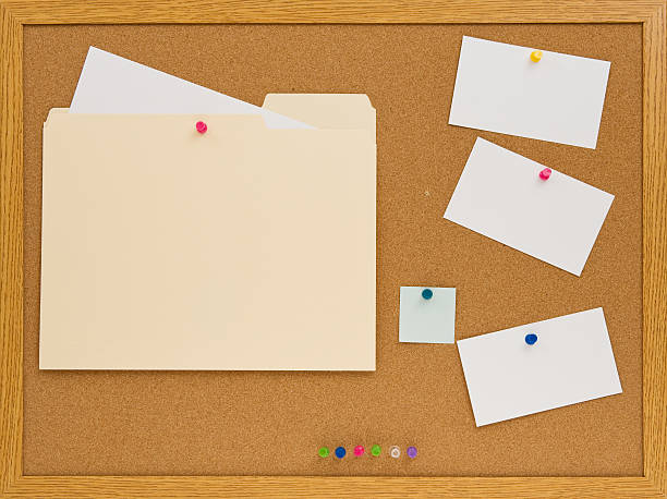 marcação de cortiça com notas em branco - to do list note pad paper flyer - fotografias e filmes do acervo