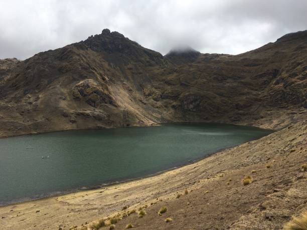 セクレッド渓谷ペルーの美しい静かなラグーン、静かな背景、マジシャン湖とパノラマビュー - quit lake ストックフォトと画像