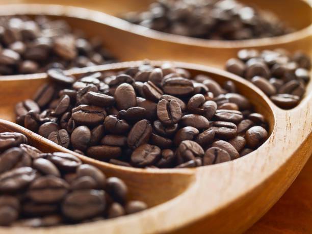 ローストコーヒー豆 - coffee cup coffee cup coffee bean ストックフォトと画像