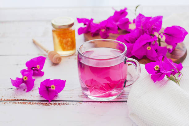 tè di fiori di bougainvillea o te bugambilia con miele e fiori crudi e foglie - te bevanda calda foto e immagini stock