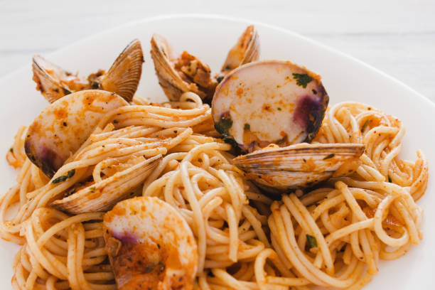istock spaghetti with clams and tomato sauce, Spaghetti Vongole 1223311090