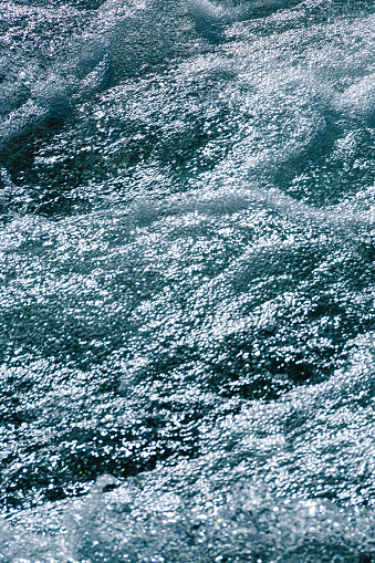 513651321 istock Aguas �speras de las olas marinas. El agua hierve en el flujo r�pido del r�o 1223311220