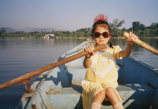 photos de la petite fille de chine des années 1990 de la vie réelle - chinese ethnicity photos photos et images de collection