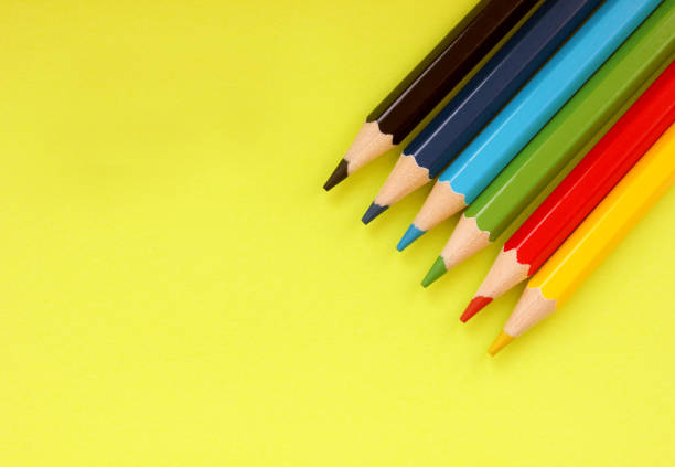 kolorowe ołówki na żółtym tle. 6 kolorów czarny, niebieski, niebieski, zielony, czerwony, żółty. ołówki są dobrze szlifowane. flatlay. odizolowany. sztuka. arteterapia. wypoczynek. ołówki są umieszczone w prawym górnym rogu - flatey zdjęcia i obrazy z banku zdjęć