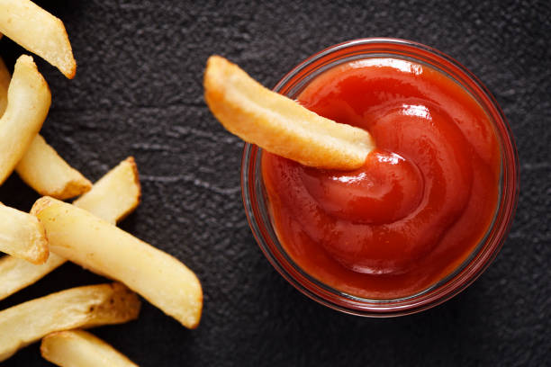 ketchup mit pommes frites - ketchup stock-fotos und bilder