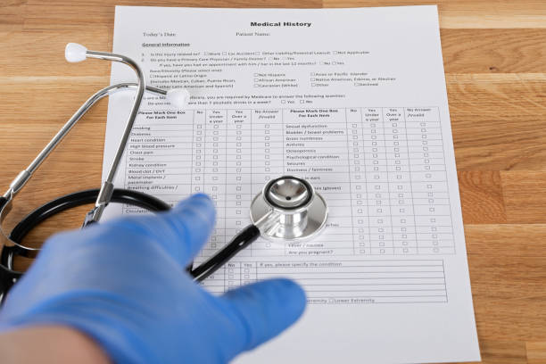 cartella clinica del paziente - medical record doctors office healthcare and medicine claim form foto e immagini stock