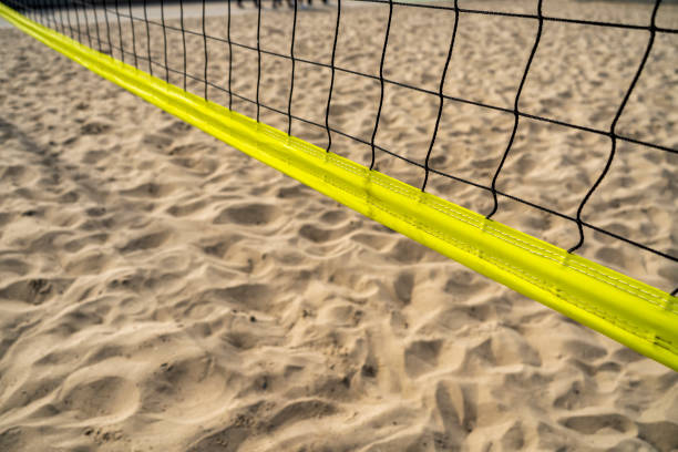 beach volleyball net on a sunny day - beach volleying ball playing imagens e fotografias de stock