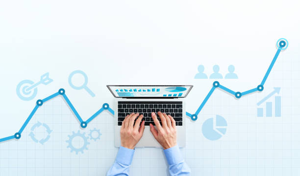 web analytics en digitale marketing. hoogste mening van bedrijfsmens die laptop gebruikt. - zoekmachine stockfoto's en -beelden