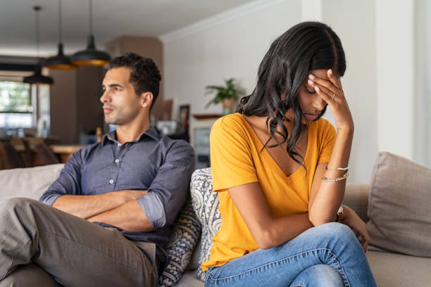 giovane coppia che ha una discussione a casa - relationship difficulties couple anger communication breakdown foto e immagini stock