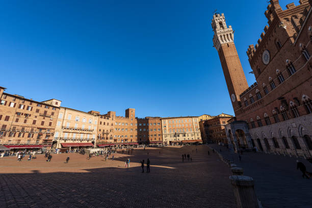 piazza del campo - praça principal da cidade de siena itália - italy panoramic town square skyline - fotografias e filmes do acervo