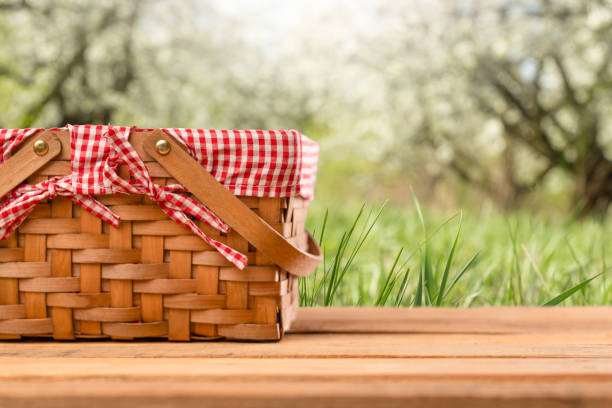 picknickkorb auf dem tisch sommerstimmung. entspannung. urlaub - picknick stock-fotos und bilder