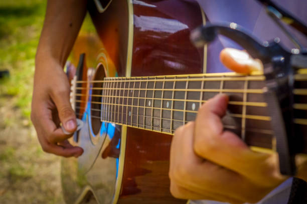 immagine della persona che suona la chitarra - guitar musical band popular music concert music foto e immagini stock