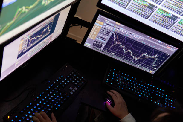 istock A Japanese man trading 1223346920