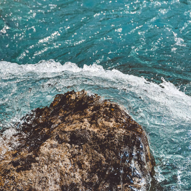 río de montaña con piedra en aguas azules. olas turquesas de marea marina - water waterfall sky seascape fotografías e imágenes de stock