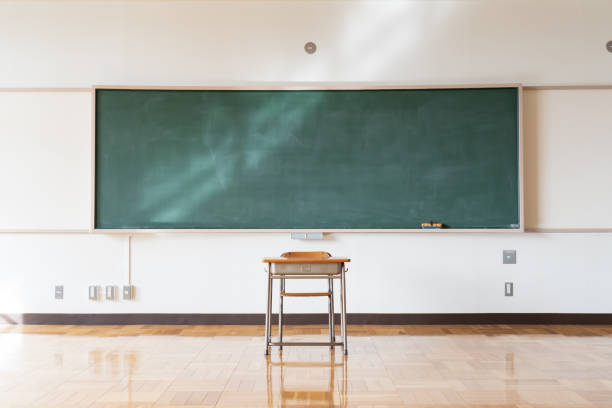 obraz japońskiej klasy szkoły podstawowej z tablicą i biurkiem - elementary school building zdjęcia i obrazy z banku zdjęć