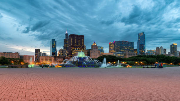 buckingham çeşmesi ve chicago şehir merkezi - grant park stok fotoğraflar ve resimler