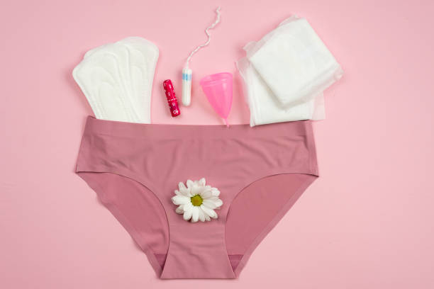 underwear with protective equipment for critical days on a pink background. - roupa interior imagens e fotografias de stock