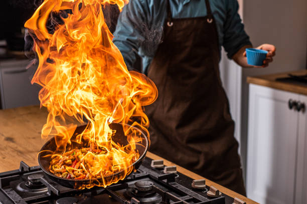 patelnia zapala się - pan frying pan fire fried zdjęcia i obrazy z banku zdjęć