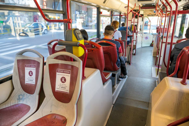 alguns passageiros com máscara médica dentro de um ônibus público em roma mantêm distanciamento social - southern europe public transportation international landmark local landmark - fotografias e filmes do acervo