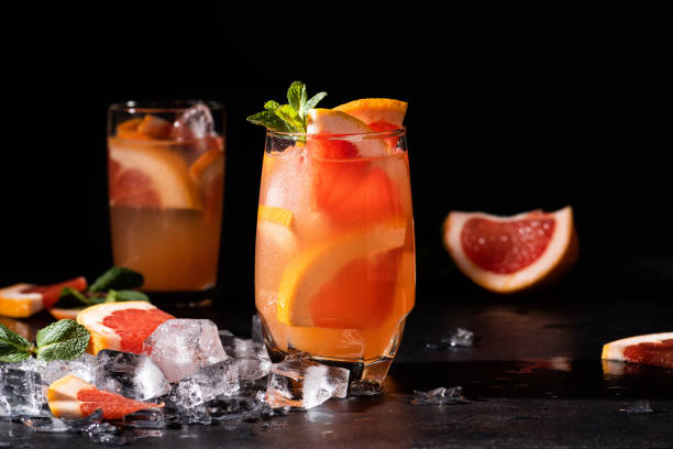 grapefruit-cocktail mit minze und eis. kalter sommer zitrus frisch - glass ice tonic water frozen stock-fotos und bilder