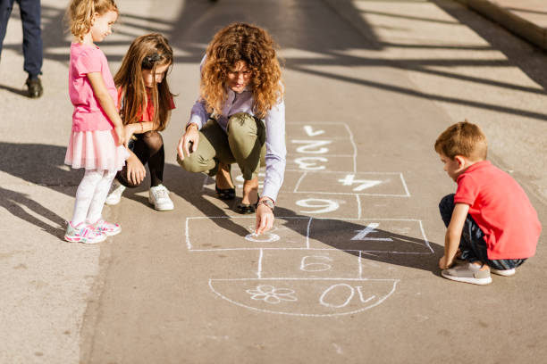 preparazione per hopscotch - playground schoolyard playful playing foto e immagini stock