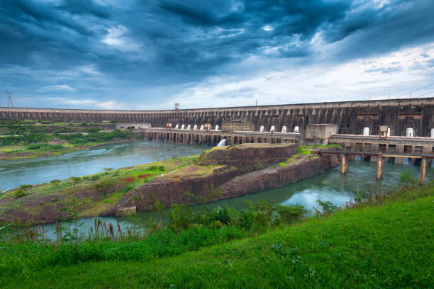 zapora wodna itaipu na rzece parana. - itaipu dam zdjęcia i obrazy z banku zdjęć