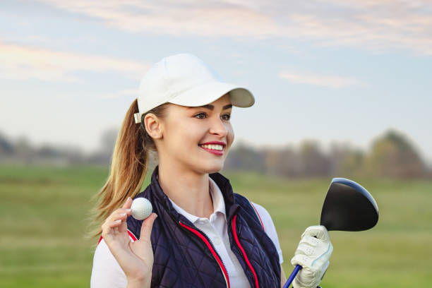 młoda piękna kobieta trenuje golfa jesienią - golf green practicing sports training zdjęcia i obrazy z banku zdjęć