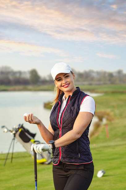 młoda piękna kobieta trenuje golfa jesienią - golf green practicing sports training zdjęcia i obrazy z banku zdjęć