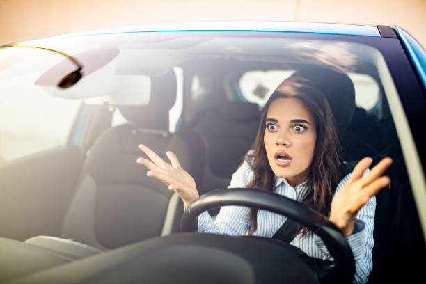 イライラした女性は交通渋滞に巻き込まれました。 - adult anger furious irritation ストックフォトと画像