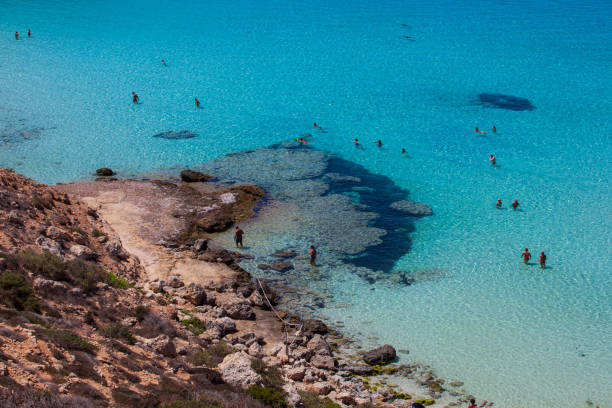 вид на самое известное морское место лампедуза, он называется spiaggia dei conigli, на английском языке кролики бич или остров конильо, лампедуза - 3683 стоковые фото и изображения