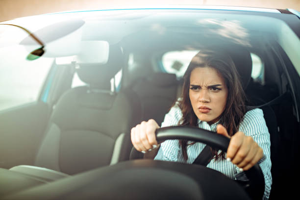 donna arrabbiata alla guida di un'auto. - furious road rage driver road foto e immagini stock