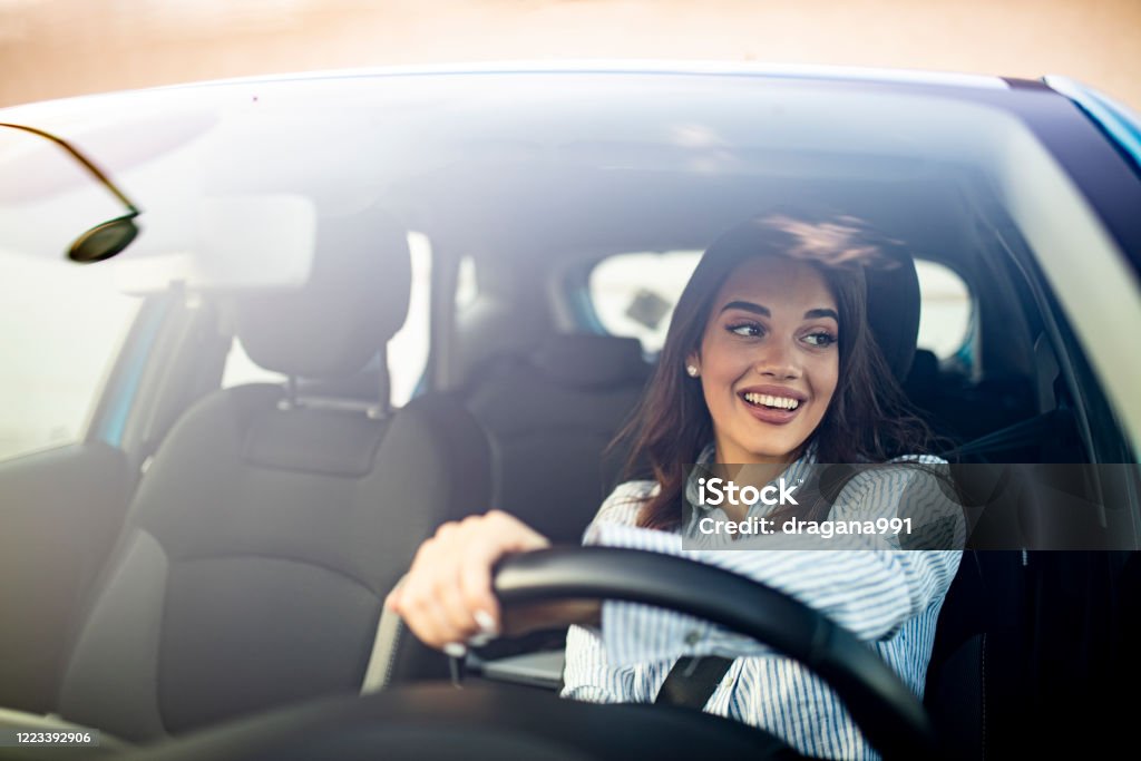 Junge glückliche Frau überrascht von einem neuen Auto im Autohaus, Geschenk  ihres Mannes - Stockfotografie: lizenzfreie Fotos © ufabizphoto 221152962