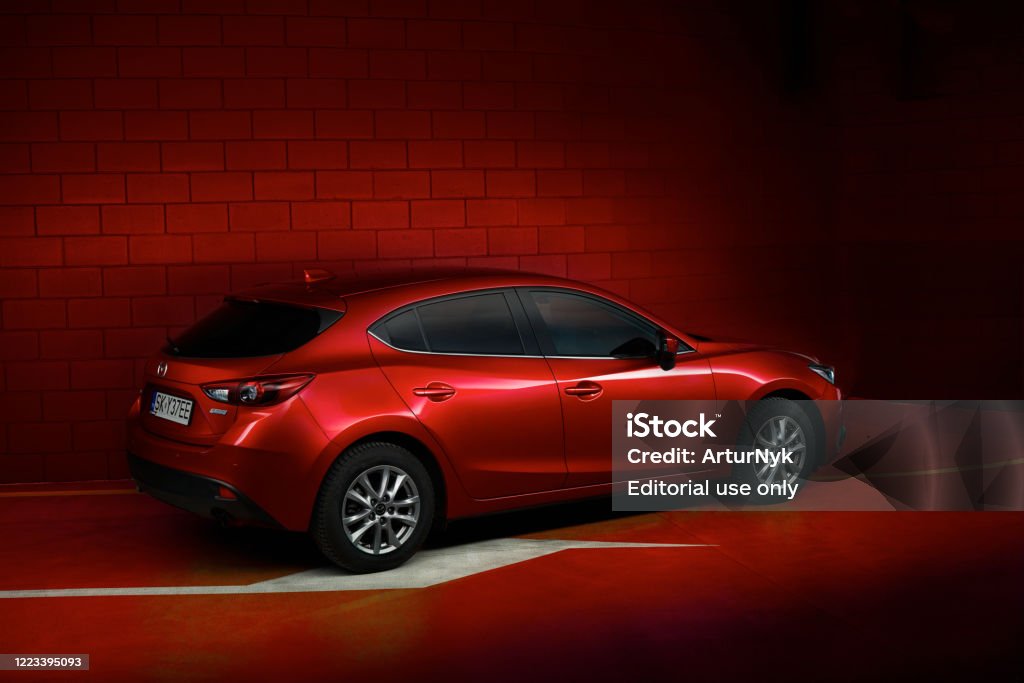  Rojo Mazda 3 En El Garaje Subterráneo Foto de stock y más banco de imágenes de Aire libre - Mazda3, Coche, Mazda - iStock