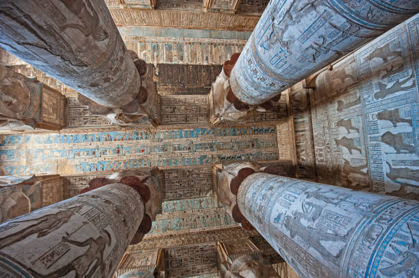 tallas pintadas jeroglíficas en columnas antiguas del templo egipcio - templo de nefertari fotografías e imágenes de stock
