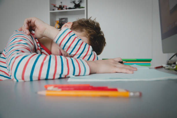 숙제를 하는 것에 지치고 지루해하는 아이, 실내 학습에서 스트레스를 받은 아이 - learning boredom studying child 뉴스 사진 이미지