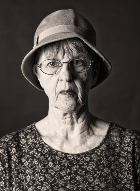 черно-белый портрет серьезной старшей женщины - staring black and white glasses human face стоковые фото и изображения