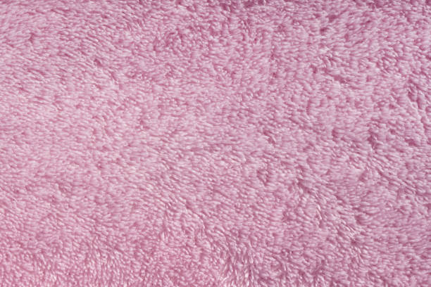 rosa fleecy synthetischen stoff textil hintergrund. weiche plüsch flauschige stoff textur. - softness textile pink terry cloth stock-fotos und bilder