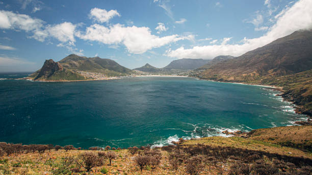 драматический пейзаж в бухте хаут, полуостров кейптаун, - south africa cape town panoramic the garden route стоковые фото и изображения