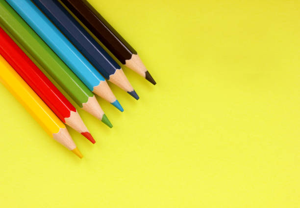 kolorowe ołówki na żółtym tle. 6 kolorów czarny, niebieski, niebieski, zielony, czerwony, żółty. ołówki są dobrze szlifowane. flatlay. odizolowany. sztuka. arteterapia. wypoczynek. ołówki są umieszczane w lewym górnym rogu - flatey zdjęcia i obrazy z banku zdjęć