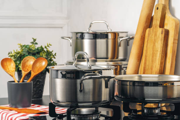 casserole propre sur un poêle à gaz dans la cuisine - stainless steel photos et images de collection